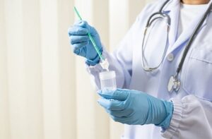 قرار دادن نمونه تست پاپ اسمیر در ظرف مناسب